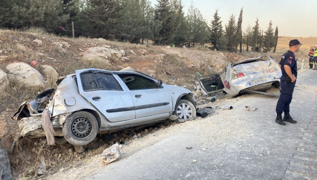 gaziantepte iki otomobil carpisti 3 olu 3 yarali LaMvwZH3