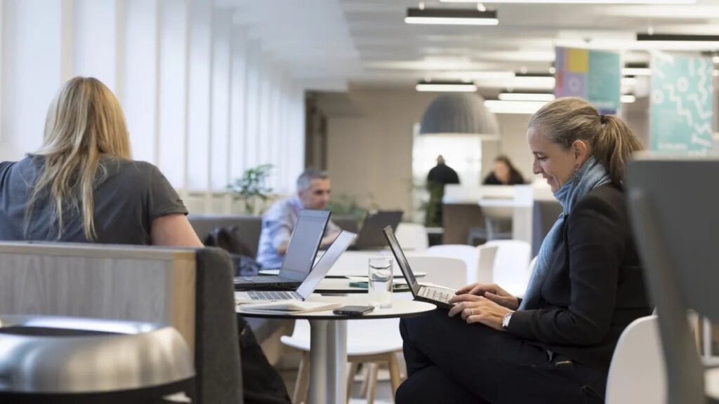 isvicrede istihdam artisi suruyor hizmet sektoru oncu sanayi geriliyor GXprskOX