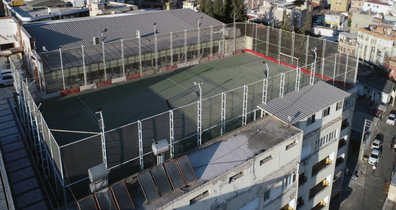 adanada 5 katli binanin damina futbol sahasi kurdular nBuGd65B