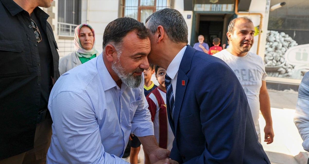 chp lideri ozgur ozelden sehit ailesine ziyaret K2HimkM9