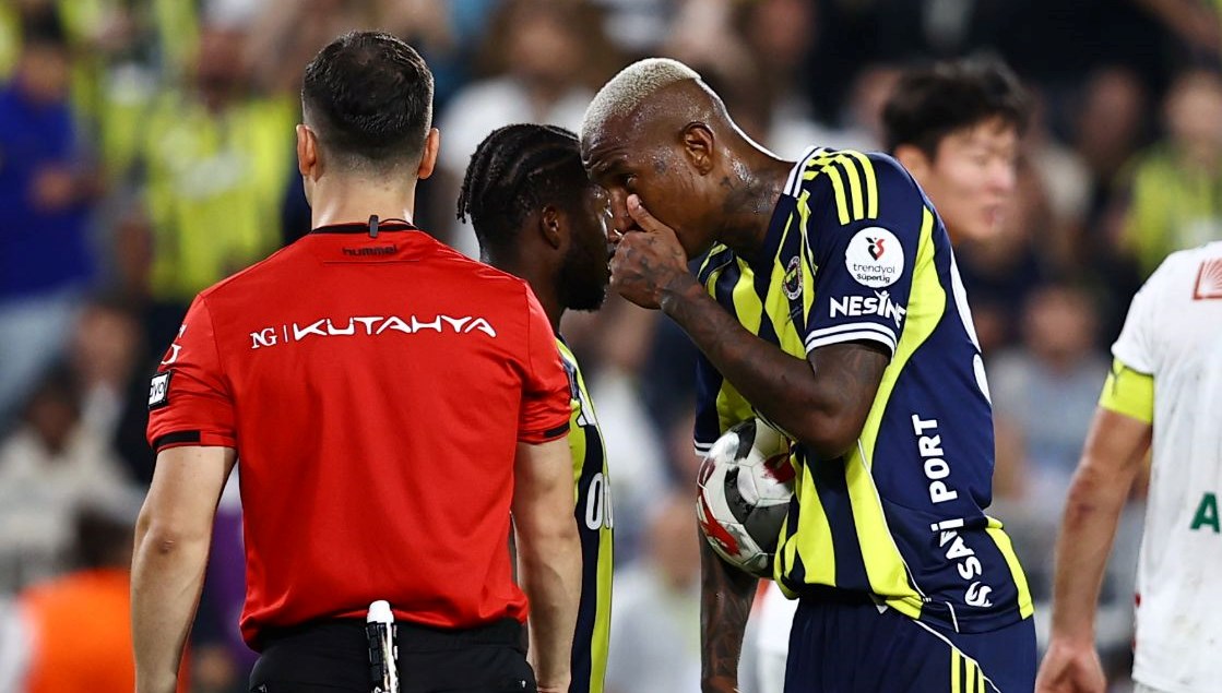 kadikoyde buyuk tepki penalti kacti fenerbahce taraftari iki ismi protesto etti M5EfKJaj