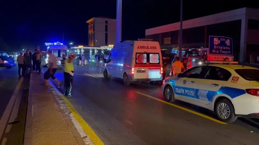 zincirleme trafik kazasi 1 olu 5 yarali uKHx7r9U