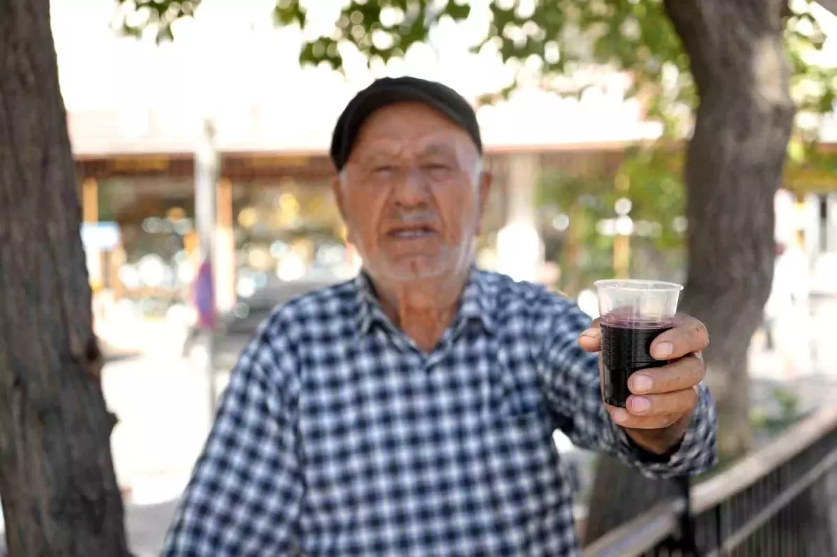 86 yasindaki usta 40 yildir dogal karadut suyu satiyor gCkbbWH1.jpg