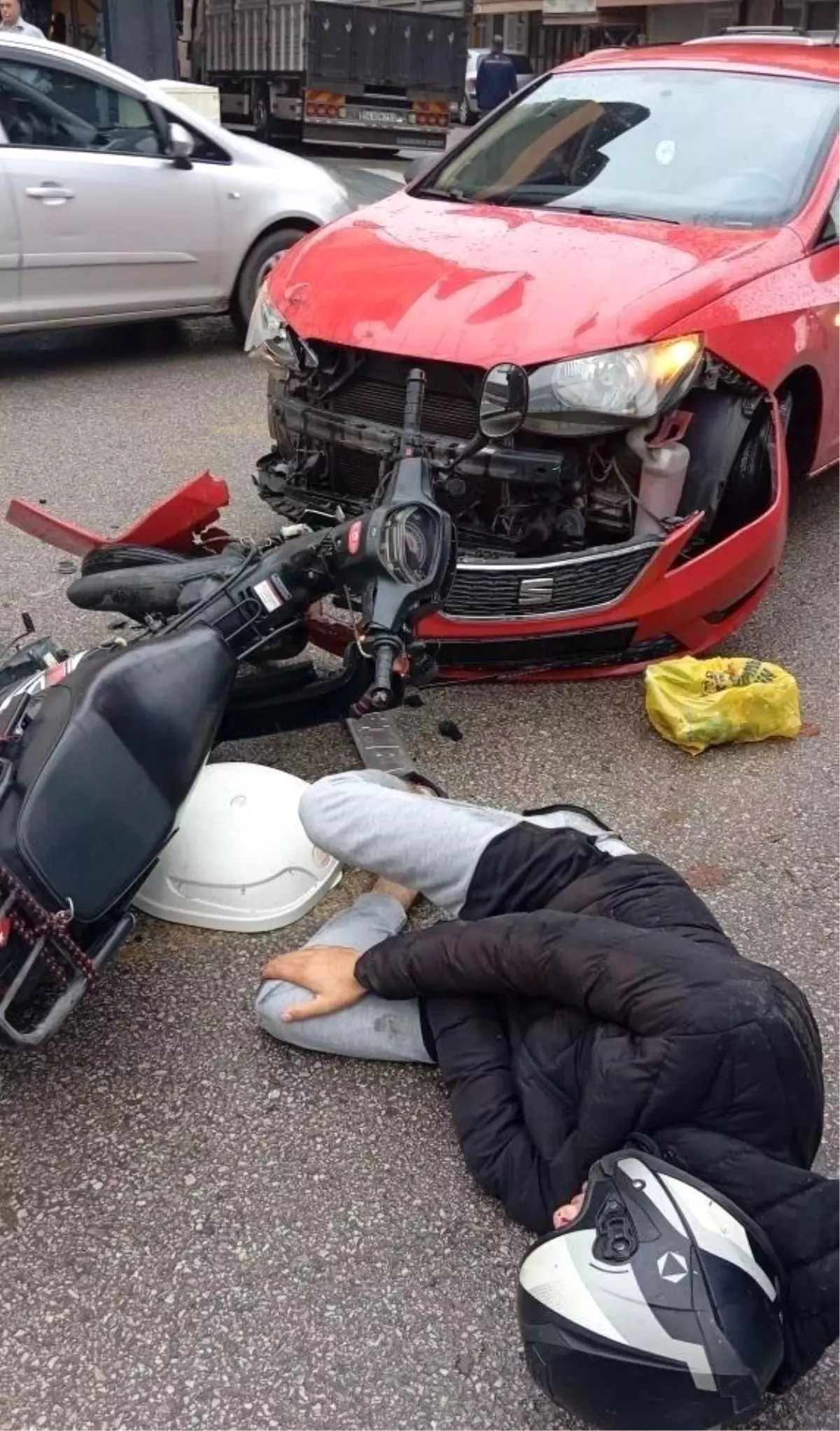 adapazarinda motosiklet ve otomobil kafa kafaya carpisti t9RxP8WD.jpg