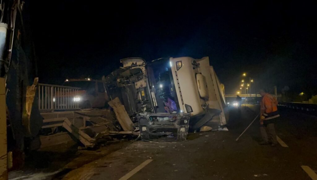 eskisehir ankara yolunda tir devrildi ulasimda aksama yasandi ZXnXulJd.jpg