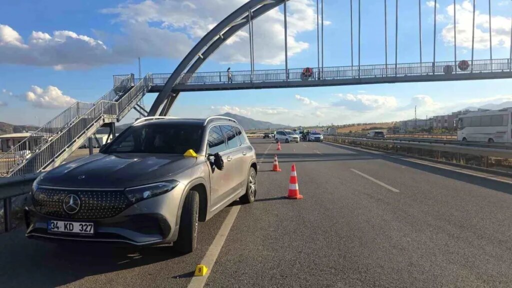 gaziantepte yolun karsisina gecerken otomobilin carptigi cocuk hayatini kaybetti Evg2pNTl.jpg