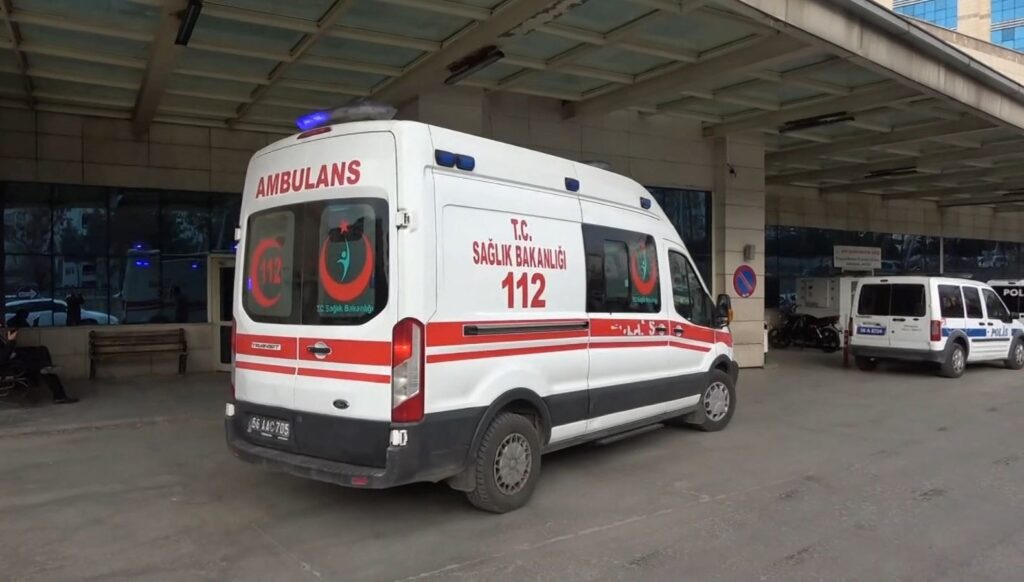 iki otomobil kavsakta carpisti 4 yarali XkgZcgOZ.jpg