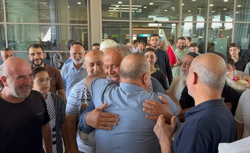 kuresel sumud aktivisti turunc mersinde cicekle karsilandi KuGBd3pc