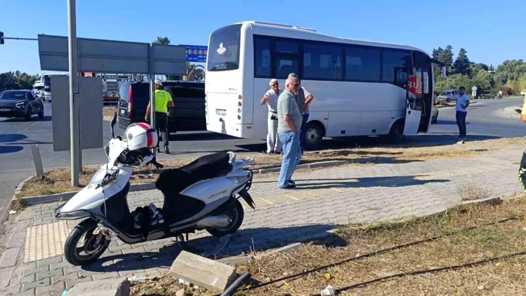 manavgatta motosiklet ile otel servis midibusu carpisti 1 yarali DYK1OFSx