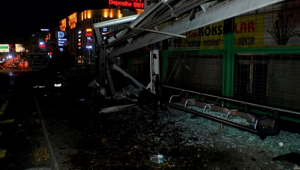 otomobil duraga daldi agac faciayi engelledi 1 yarali B2vil5ZU.jpg