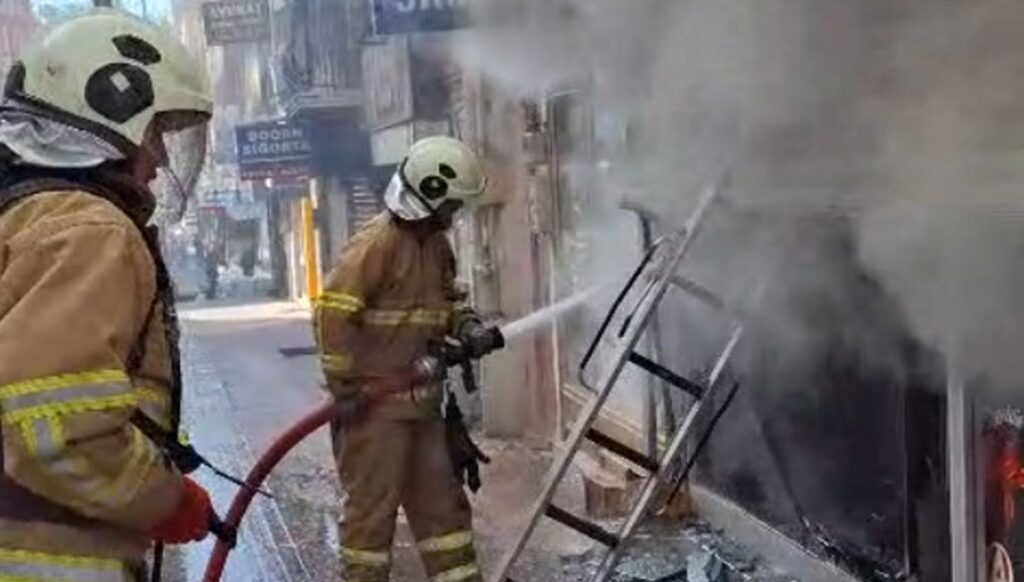 telefon magazasinda korkutan yangin Tddz9hFG