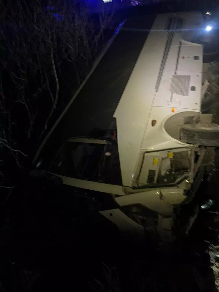 Siirt’te Midibüs Uçuruma Yuvarlandı: 15 Yaralı