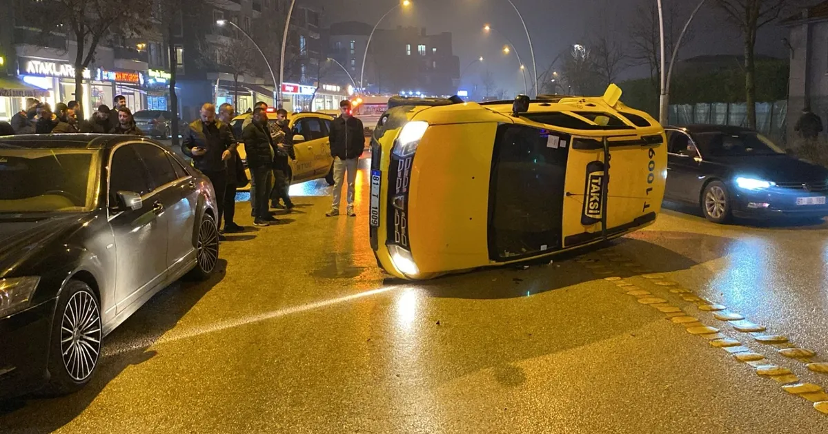 Düzce’de ticari taksi park halindeki araca çarpıp devrildi!