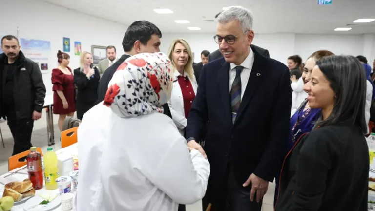 bakan-memisoglu-saglik-calisanlari-ile-iftar-yapti-FJewKqBH.webp