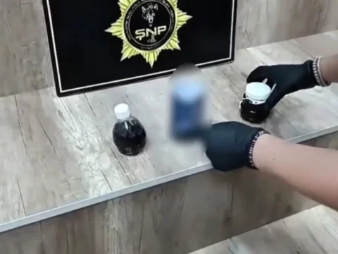 Siverekte pet sise duzeneginde uyusturucu ele gecirildi 2 gozalti GSBeZEgw